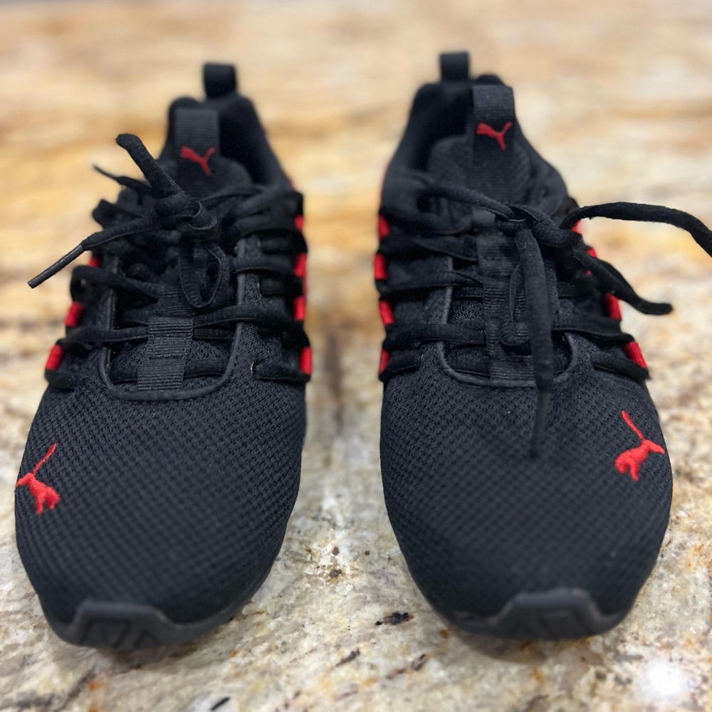 Puma Axelion Boys Black Running Shoe, size 4Y